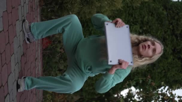 Mulher Loira Exercitando Com Laptop Jardim Noite Fazendo Exercícios Vídeo — Vídeo de Stock