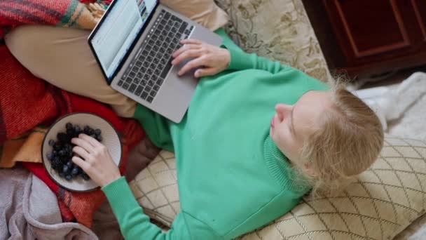 Ein Mädchen Sitzt Unter Einer Decke Bett Arbeitet Laptop Und — Stockvideo