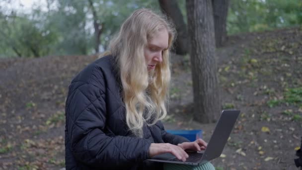 Seorang Wanita Bekerja Laptop Taman Bangku Cadangan Musim Gugur Rekaman — Stok Video