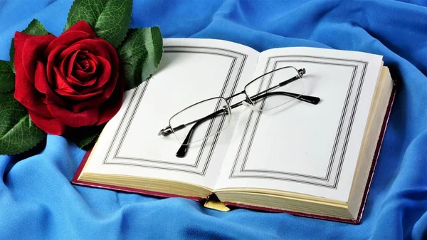 Otwarta Książka Pustymi Kartkami Szklankami Czytania Dekoracją Róż Kreatywne Wakacje — Zdjęcie stockowe