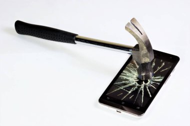 Akıllı telefon ekranında çekiçle yıkımdan kaynaklanan çatlaklar. Beyaz arkaplanda bir yazı için bir yer var..