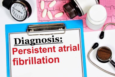 Sürekli atriyal fibrilasyon. Tıbbi teşhis klasöründeki yazı, stetoskop, elektrokardiyogram ve ilaçların arka planına karşı..