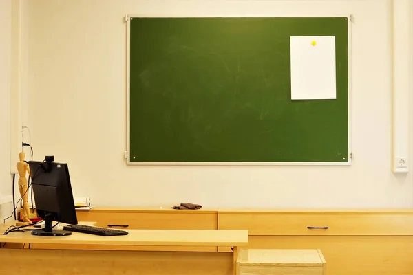 Blackboard Wall Classroom Teaching Teacher Desk Computer Monitor — Stock Photo, Image