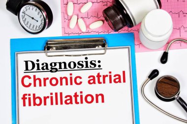 Kronik atriyal fibrilasyon. Stetoskop, ilaç ve kardiyogramın arka planına karşı tıbbi teşhis yazılması..