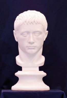 Germanicus Julius Caesar Claudian 'ın büstünün alçı kopyası. Eğitici imaj, sanat okullarında yaratıcılığı öğretmek için bir model. Roma askeri komutanı ve devlet adamı.