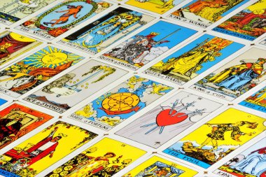 Tarot kartı arkaplanı. Antik semboller sistemi gizli okült bilgiyle ilişkilendirilir ve gizemli kabul edilir. Kehanet, geçmiş ve gelecek tahminleri için kullanılır..