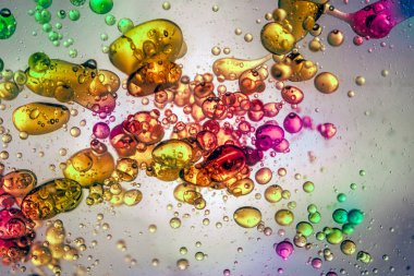 Yakala Coloreadas flotando en Iquido