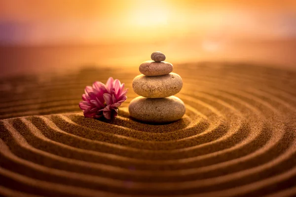 Pila de piedras zen en un ambiente relajante, al atardecer que invoca la paz y la armona.