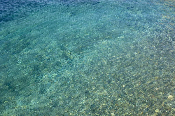 Textura Azul Turquesa Transparente Ondulando Agua Del Mar Con Pequeñas — Foto de Stock