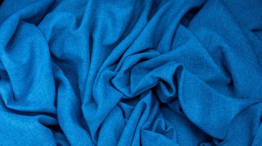 Derin mavi iplik dokusu kırışıklıklar oluşturuyor ve yumuşak bir ışık ve gölge oyunu yaratıyor. Grafik tasarımı için özel desenler ve arka planlar için özel.