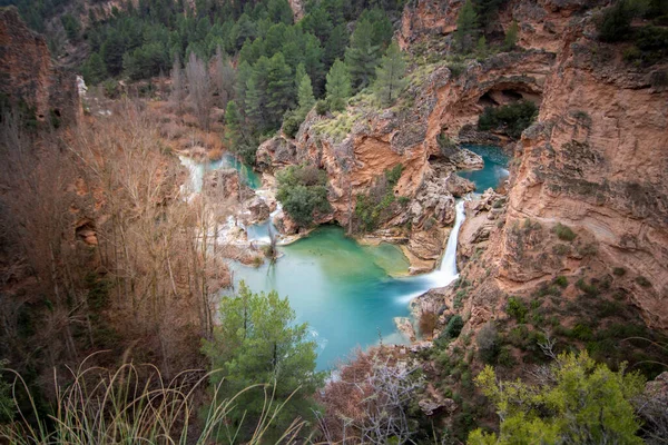 Chorreras del Cabriel adı verilen mavi ve kristal suların çağlayanı Cuenca, Castilla la Mancha, İspanya 'da doğal bir anıt ilan etmiştir.