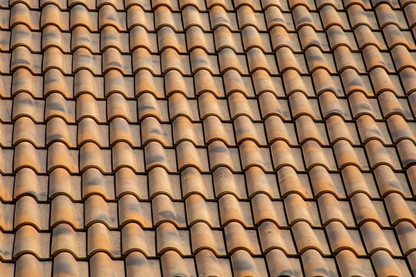 风化屋顶上的半管状拱顶瓷砖 形成光滑的几何质感 — 图库照片