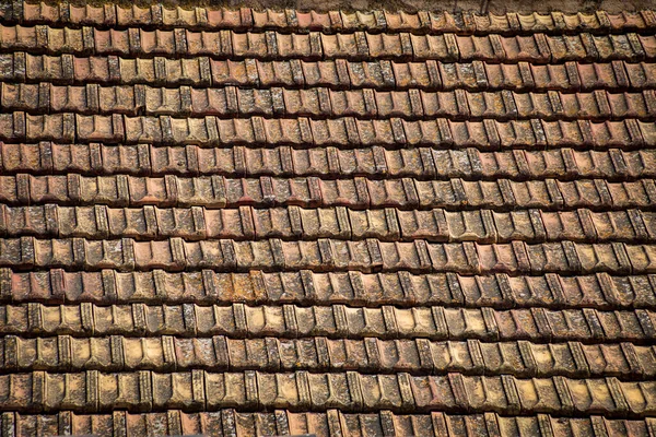 Oude Verweerde Dakpannen Creëren Een Uniforme Geometrische Textuur Die Typisch — Stockfoto