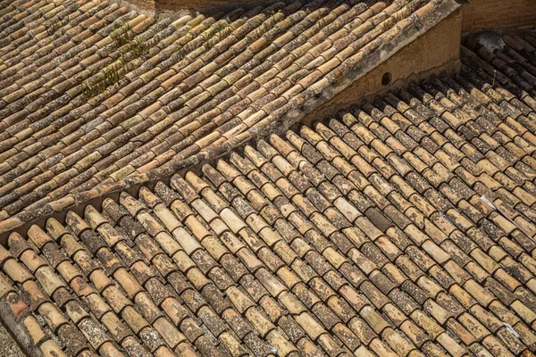 Vista Vários Telhados Antigos Típicos Espanha Com Azulejos Antigos Envelhecidos — Fotografia de Stock