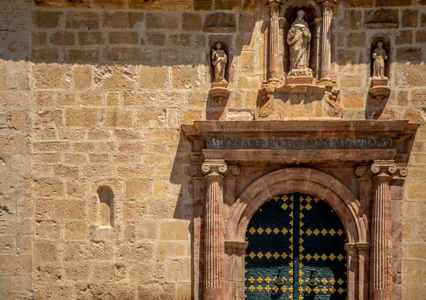 Πόρτα Εισόδου Της Πρόσοψης Του Μπαρόκ Ναού Του Αγίου Δομίνικου — Φωτογραφία Αρχείου