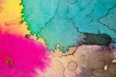 Kaba kağıt üzerindeki birincil renklerin sıvı suluboya çizimi arka plan ve grafik tasarımı için mükemmel pürüzsüz, organik bir doku yaratıyor