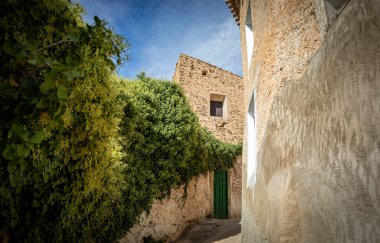 Albacete, Castilla la la Mancha, İspanya 'daki Letur şehrinin antik ortaçağ iffeti sokağı.