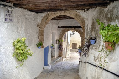 İspanya 'nın Albacete kentindeki ortaçağ ve antik Letur kasabasında kemerli bir sokak.