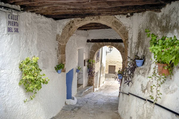 Allée Une Rue Avec Plusieurs Arches Dans Ville Médiévale Ancienne — Photo