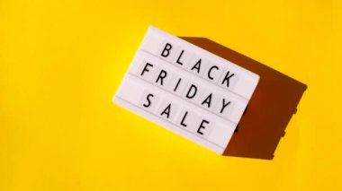 Kara Cuma, stop motion animasyon döngüsünde. Sarı arka plan. Çevrimiçi alışveriş tanıtımı 