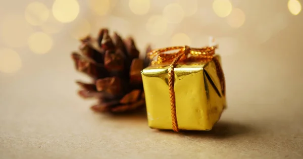 圣诞礼物横幅 金色包装盒和松果 水花四溅 — 图库照片
