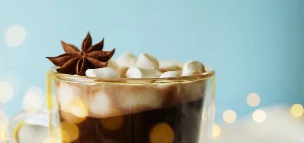 Kopje Warme Chocolademelk Met Marshmallow Een Kerstborrelspandoek Pittige Cacao Close — Stockfoto
