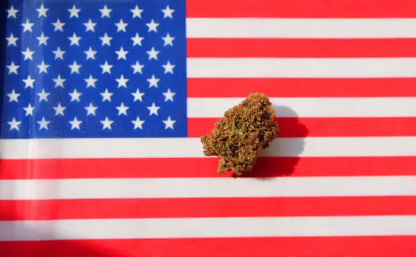 Cannabis Bud Feküdt Amerikai Zászló Marijuana Legalizációs Törvény Usa Ban — Stock Fotó