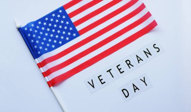 Gaziler günü selamı. Amerikan bayrağında metin 