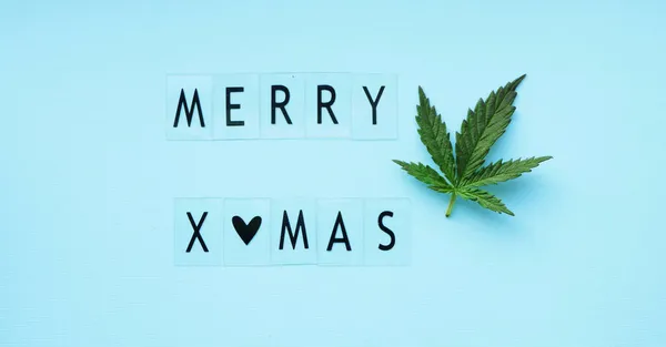 Noel tebrik kartı. Kenevir yaprağı metnin yanında yatıyordu. Kış bayramı bayrağı