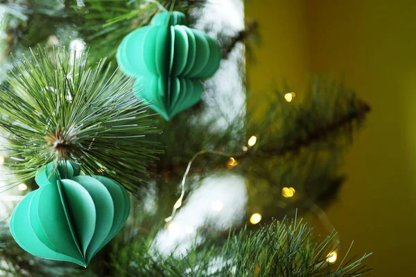 소나무에 장식품 크리스마스 스칸디나비아 요소가 — 스톡 사진