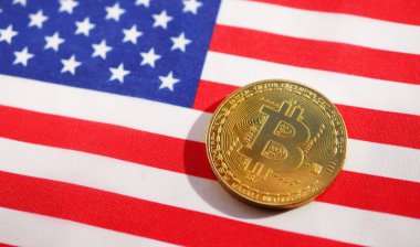 Bitcoin Amerikan bayrağının üzerinde yatıyordu. ABD 'de kripto para birimi yasası. Dijital para yatırımı. 
