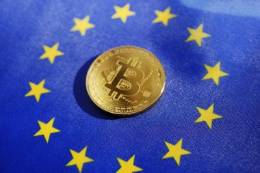 Bitcoin Avrupa Birliği bayrağında yatıyordu. Kripto para birimi yasallaştırma kavramı. Dijital cüzdan ödemeleri. 