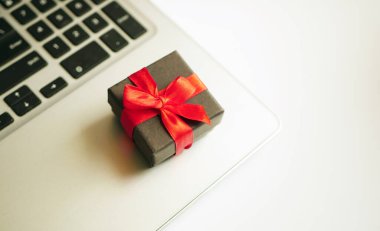 Tatilin alışveriş konsepti. Hediye kutusu dizüstü bilgisayarda. Çevrimiçi satış afişi. Mevcut istek listesi alımı 