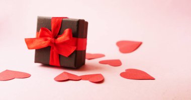 Sevgililer Günü kutlama afişi. Kalp şeklinde konfetiyle hediye kutusu. 