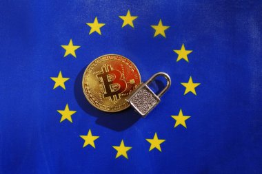 Avrupa 'da kripto döviz güvenliği. AB bayrağı bitcoin konsepti. Şifrelenmiş ödemeler