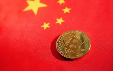 Bitcoin Çin bayrağının üzerinde yatıyordu. Kripto para birimi konsepti. Sanal ödeme kavramı 