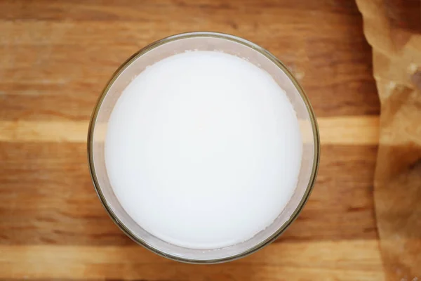 Teller Mit Pflanzlicher Milch Von Oben Hausgemachte Alternative Milchprodukte — Stockfoto