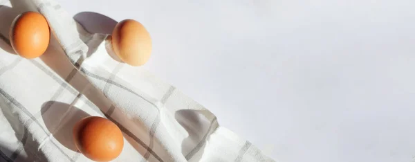 Ägg Platt Låg Handduk Färska Bondeingredienser Uppfattat Utrymme Påskfanan — Stockfoto