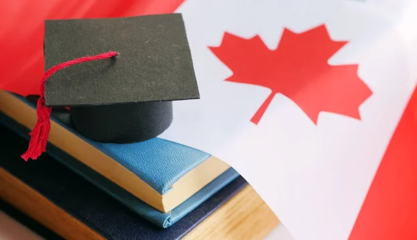 Czapka Dyplomem Stosie Książek Koncepcja Edukacji Kanadzie Klasa — Zdjęcie stockowe