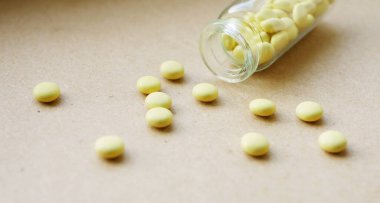 Şişe afişindeki haplar. Bitkisel tıp konsepti. CBD ilaçları. Yiyecek takviyesi.