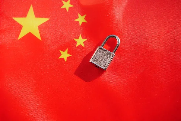 Asma kilitli Çin dairesi. Ekonomi yaptırımları konsepti. Koruma sembolü.