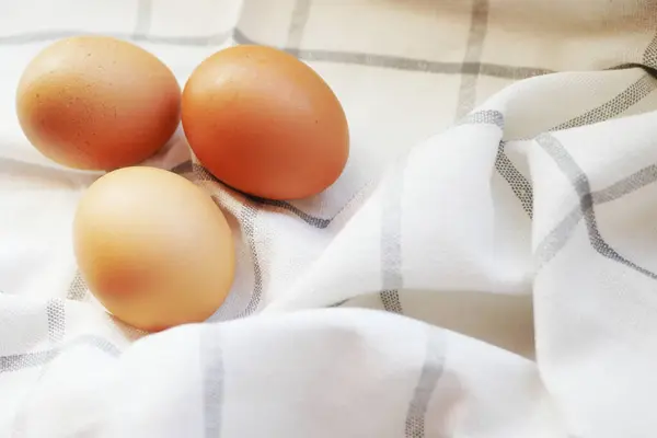 Świeże Jajka Składają Się Ręcznik Koncepcja Produktów Rolnych — Zdjęcie stockowe