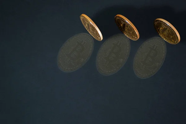 Bitcoins Spiegeln Sich Wider Kryptowährungshandel Kopierraum Markt Der Digitalen Wirtschaft — Stockfoto