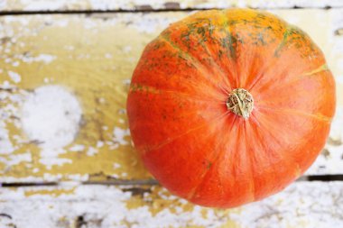 Ahşap masa üzerinde turuncu balkabağı düz yatıyordu. Sonbahar hasat konsepti. Taze mevsimlik sebze 