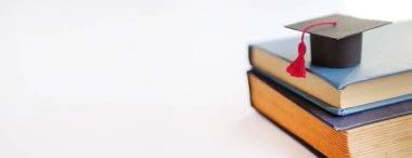Kitap çuvalında mezuniyet şapkası. Eğitim afişi. Boşluğu kopyala. 