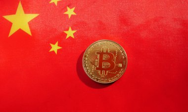 Çin bayrağında altın bitcoin. Sanal para. Asya kripto para birimi yatırımı 