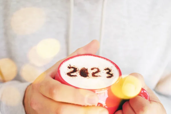 2023 Новогоднее Поздравление Закрыть Человека Чашкой Кофе — стоковое фото