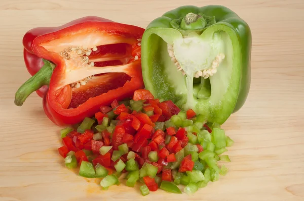 Rote und grüne geschnittene und gehackte oder gewürfelte Paprika Stockfoto