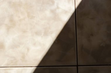 Kiremit zemindeki bir gölge eklemleri keserken şekillenir..