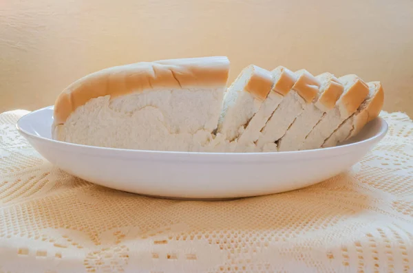 Częściowo Krojony Mały Twardy Chleb Jest Płytkim Białym Naczyniu — Zdjęcie stockowe